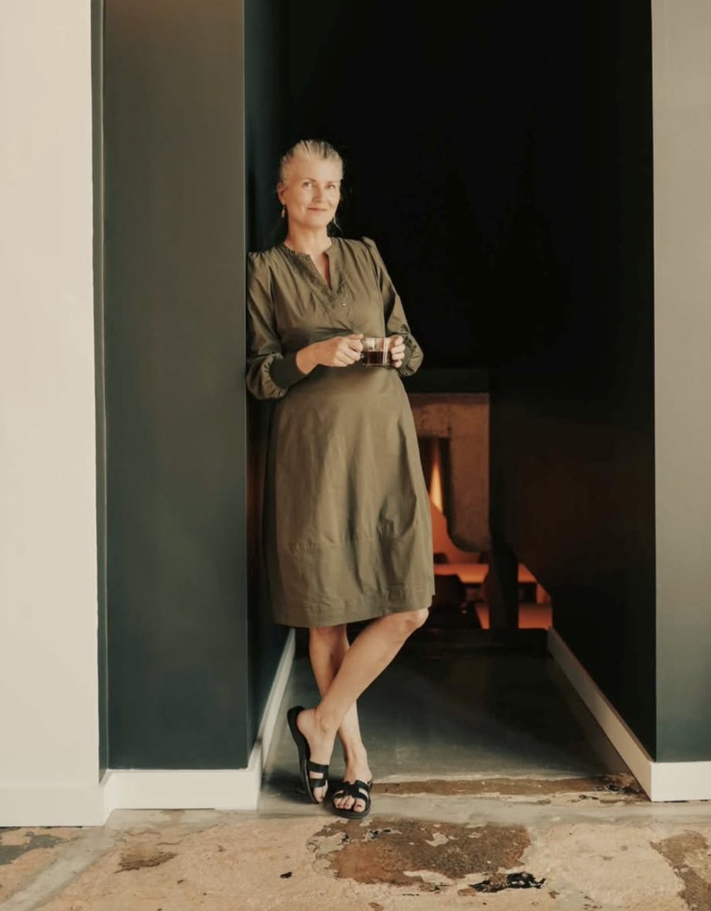 Anita Boysen i en døråpning på Neighbourhood